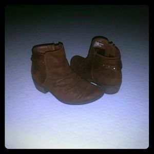 Pointy toe ankle boots